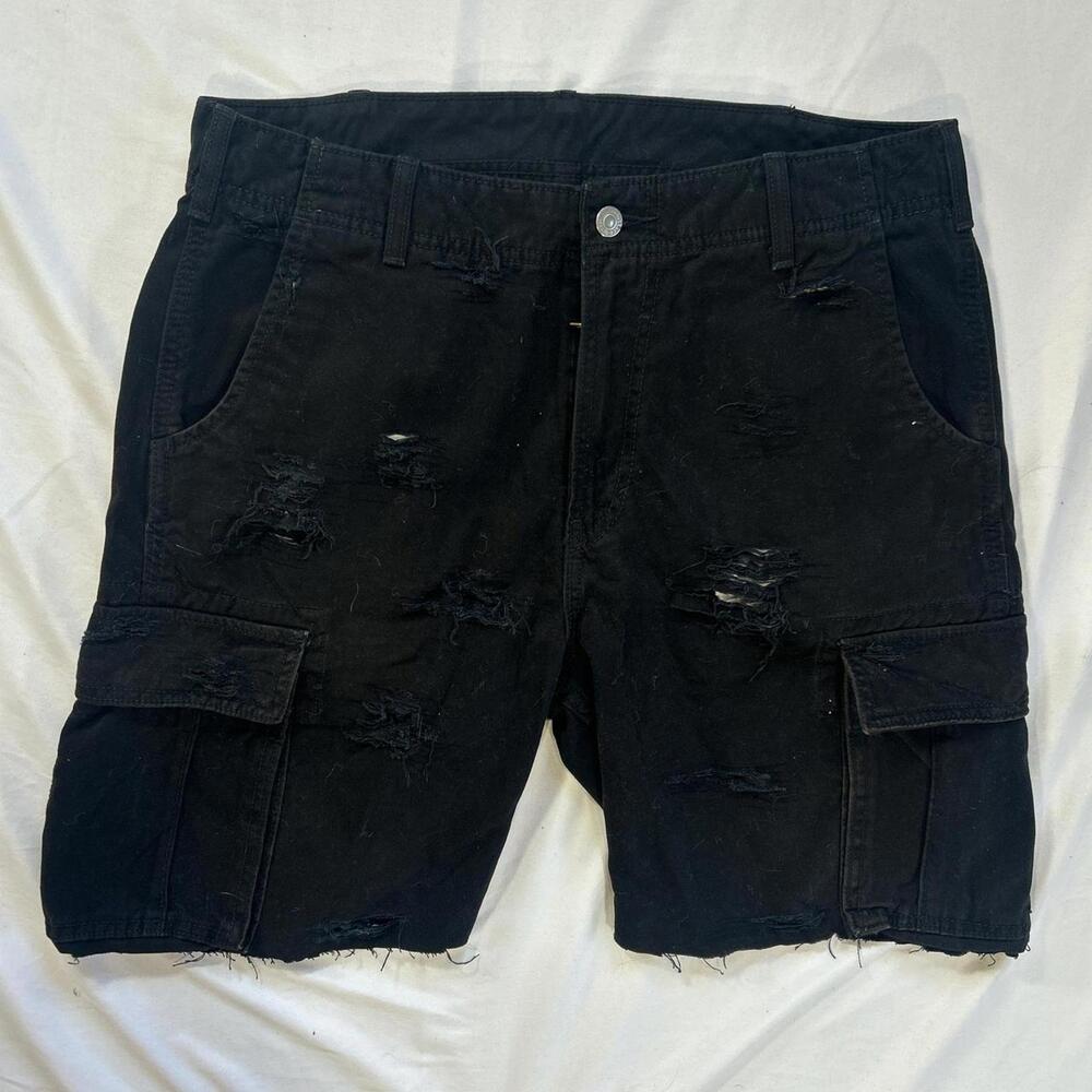 Rugged Levi’s black cargo shorts in a true utility/workwear build.